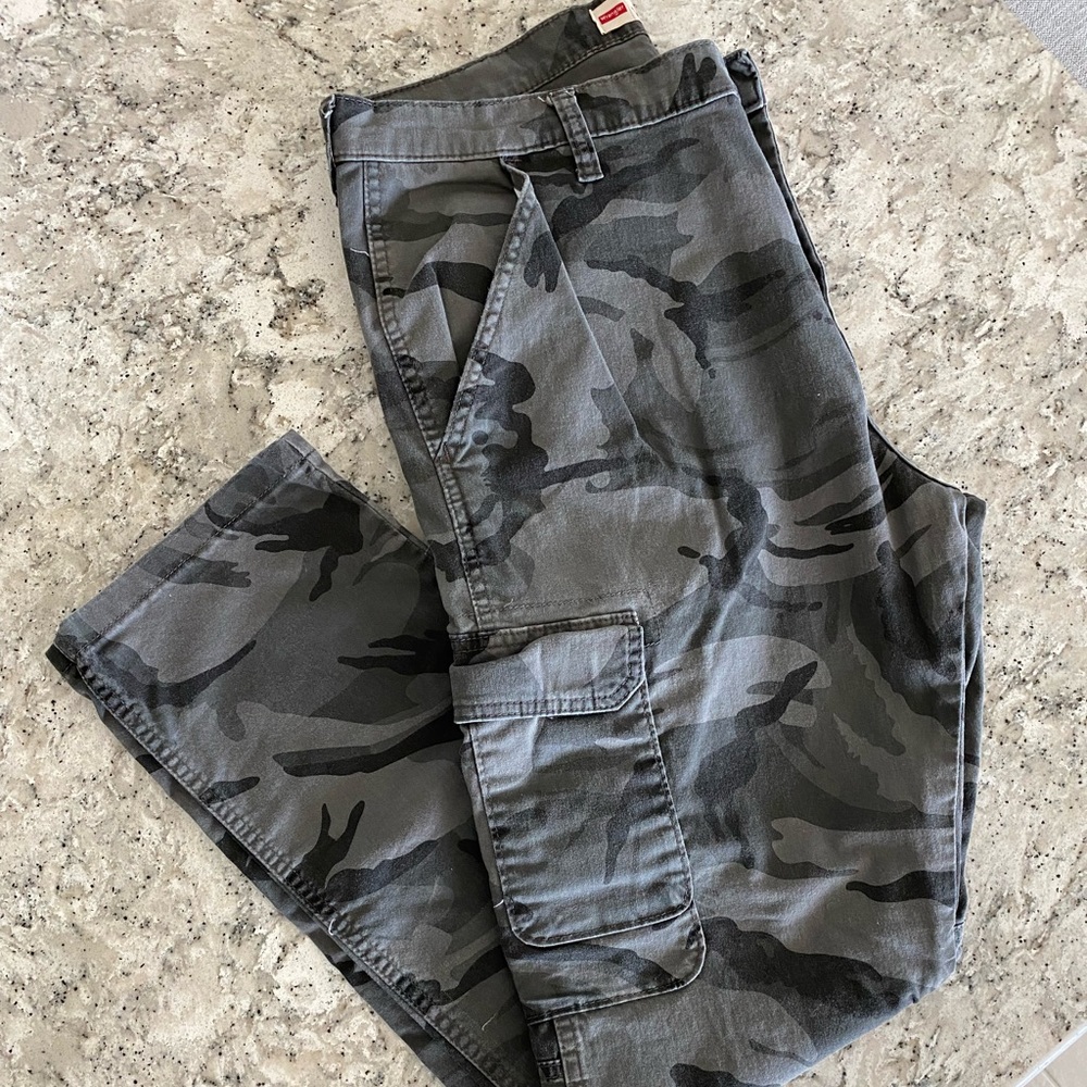 EUC Wrangler men’s black/grey camouflage pants, size 36x30